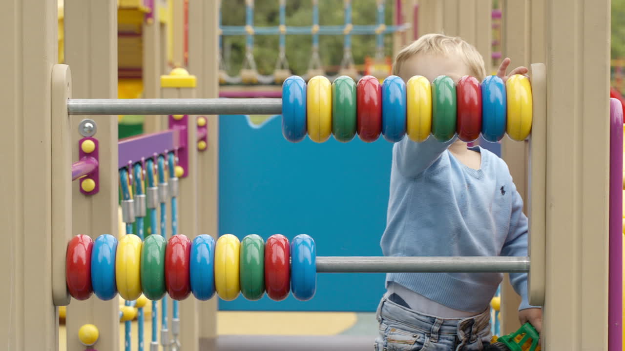 Niño jugando con un ábaco