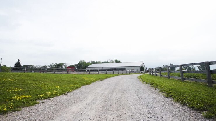 Camminare attraverso una grande proprietà agricola di campagna