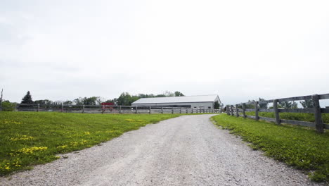 caminando por una gran propiedad agrícola rural