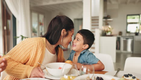 Familienfrühstück,-Nase-Und-Eine-Mutter-Mit-Ihrem-Sohn