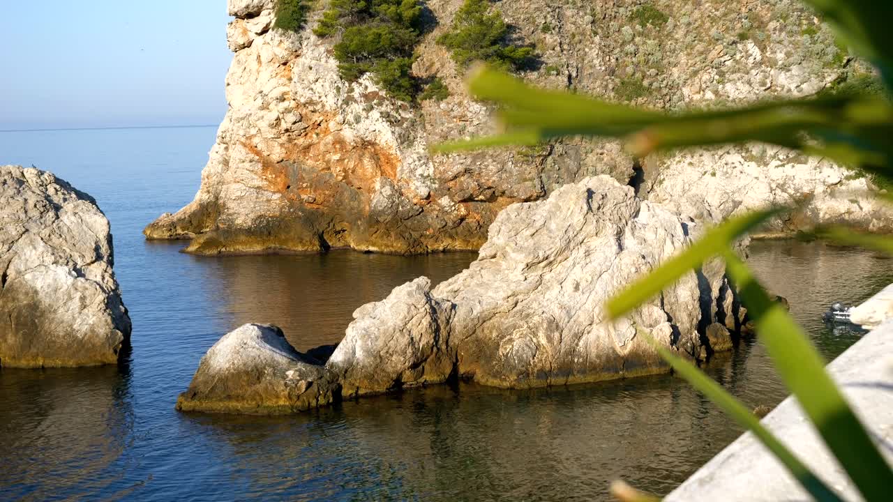 Scogliere rocciose sul Mare Adriatico.