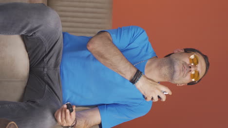 vídeo vertical del hombre que se pone perfume y huele bien.