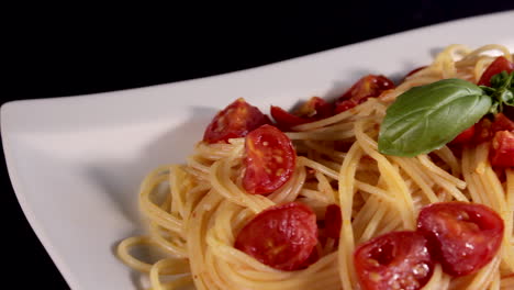 espaguetis de tomate en un plato, listos para servir