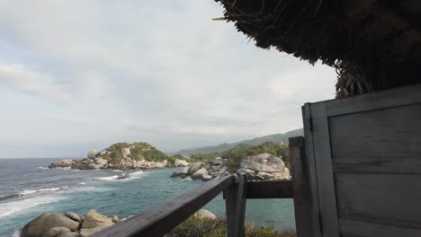 Vista-Desde-La-Cabaña-En-La-Playa-En-El-Sereno-Mar-Cristalino,-Cabo-San-Juan