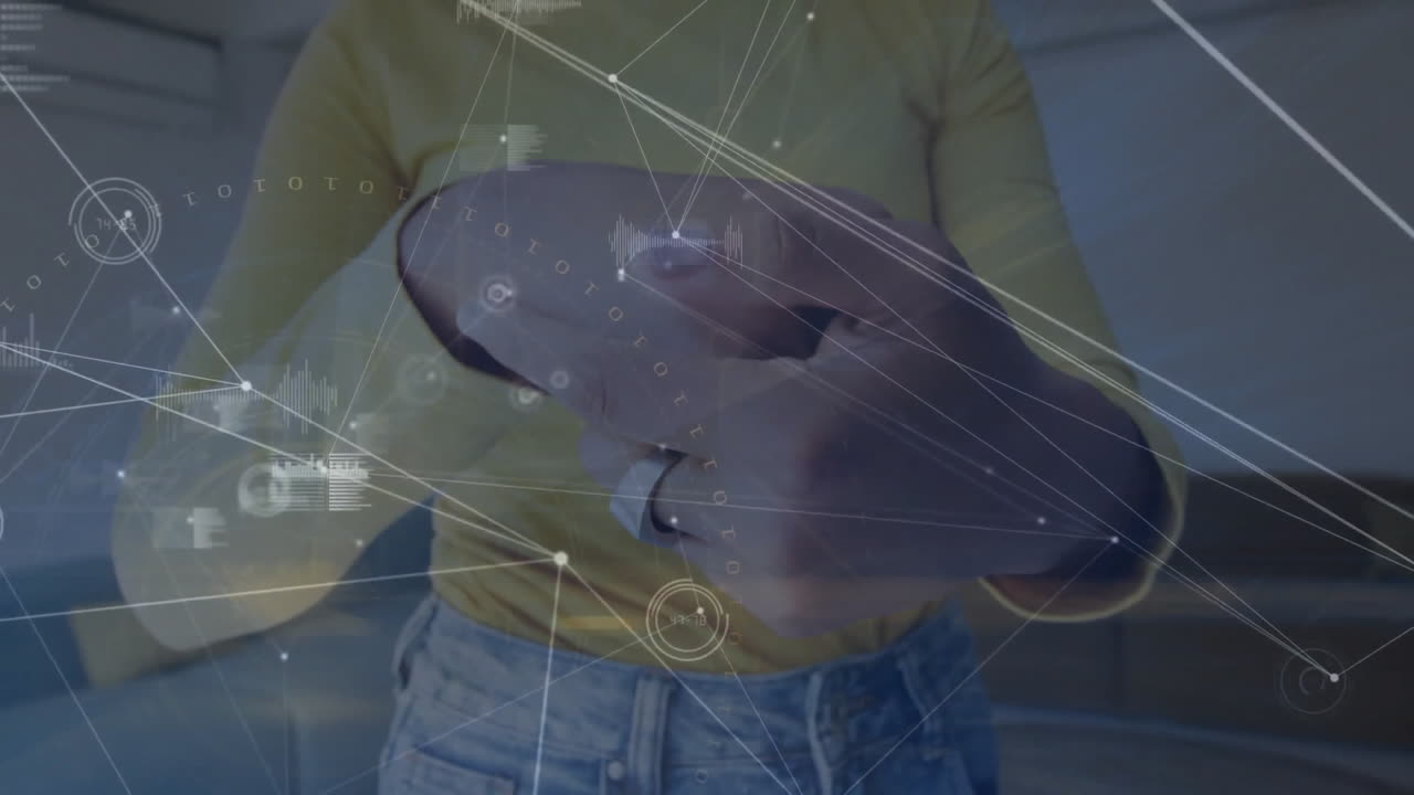 animación de red y procesamiento de datos sobre la sección media de una mujer biracial frotando las manos