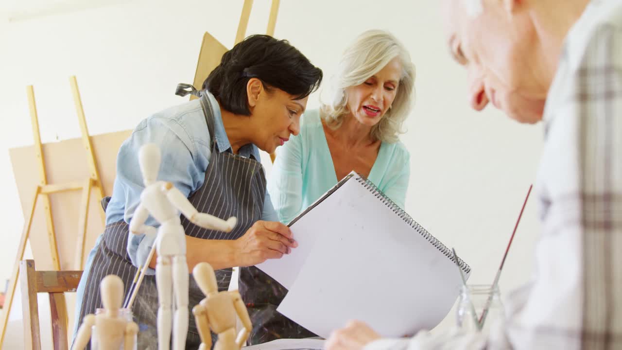 테이블 4k 에서 함께 일 하는 예술가 들