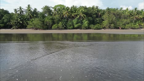 Fliegen-In-Den-Strand-Von-Costa-Rice-Mit-Wellen-Und-Grünem-Wald