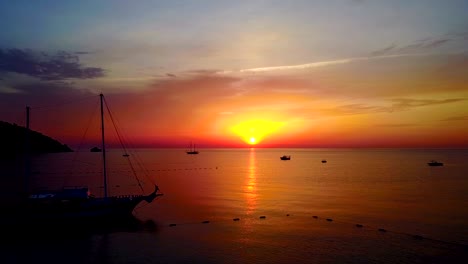 vista aérea de drones sobre la navegación al amanecer en el mar.