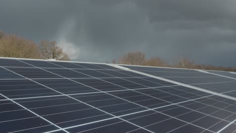 Nubes-De-Tormenta-Lapso-De-Tiempo-Sobre-Paneles-Solares,-Energía-Sostenible-Renovable