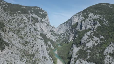 Eine-Wunderschöne-Drohnenaufnahme-über-Den-Furlo-Schluchten-In-Italien