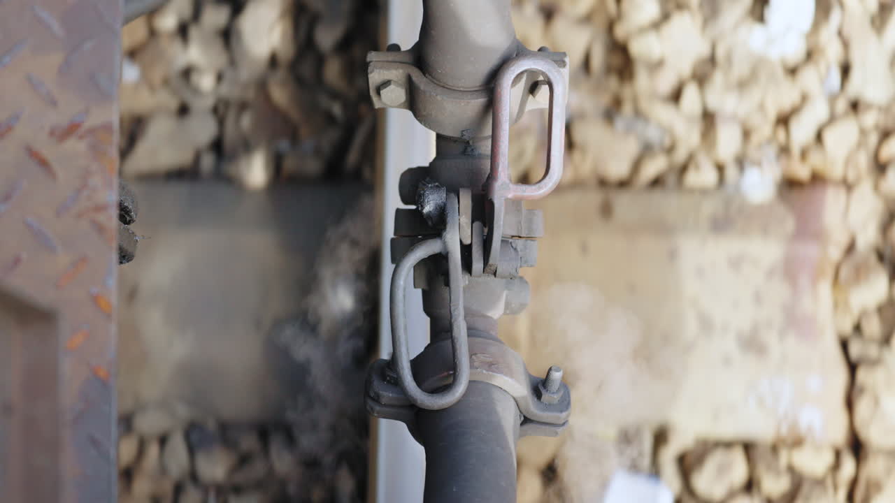 acoplamiento entre la locomotora del tren y el vagón en funcionamiento