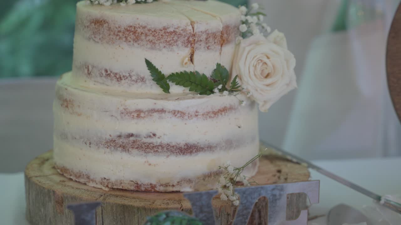 Bolo de Casamento Rústico de Dois Andares com Topo de Bolo em Silhueta e Rosas Brancas