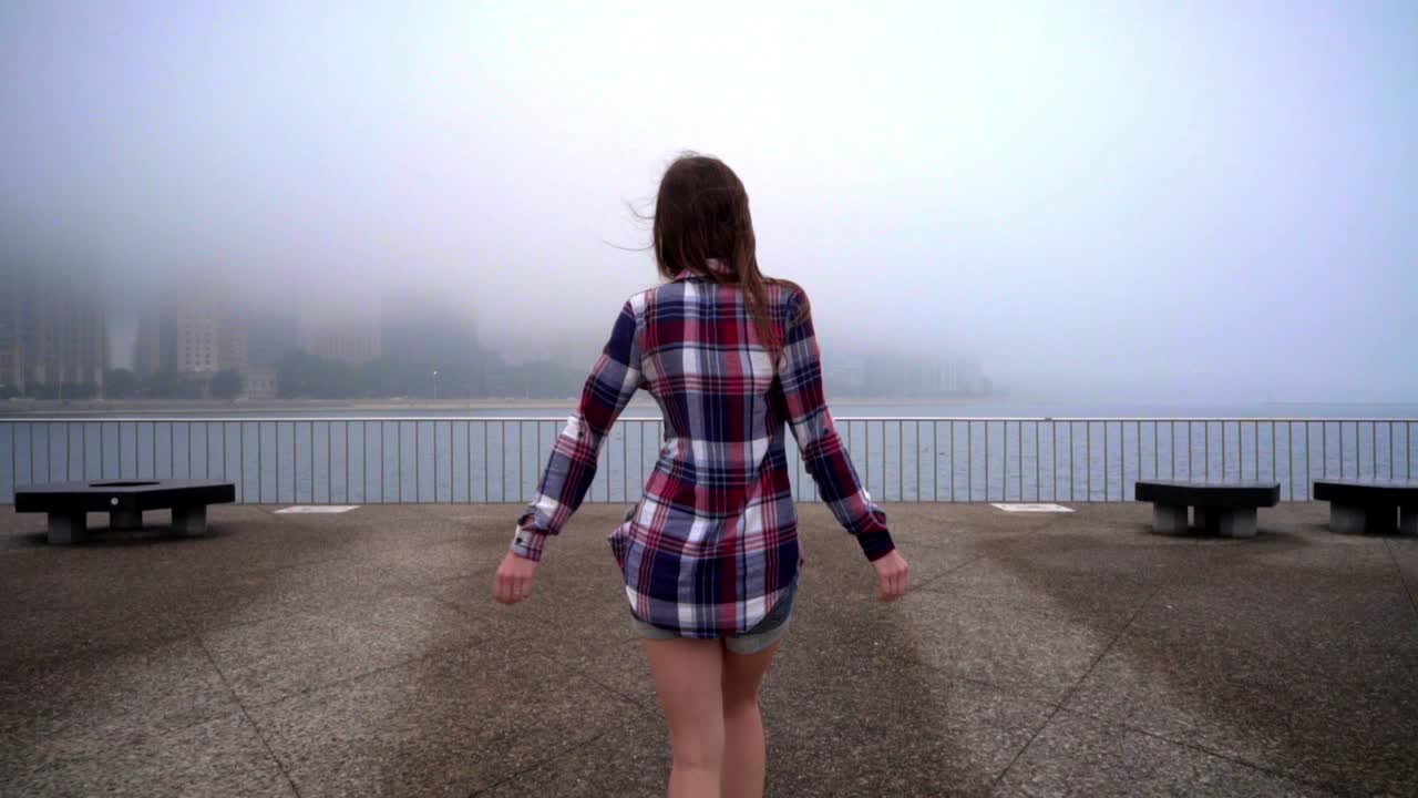 걸어다니는 여자, 손을 들고, 큰 도시에서 자유로운 여자, 뒷모습 소녀, 삶을 즐겨라.