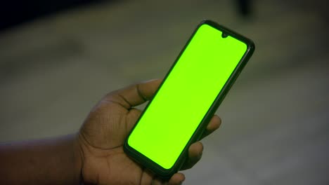 Mobiler-Grüner-Bildschirm-In-Der-Hand-Des-Menschen