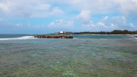 volar cerca de las aguas de la costa de turtle beach en oahu hawai