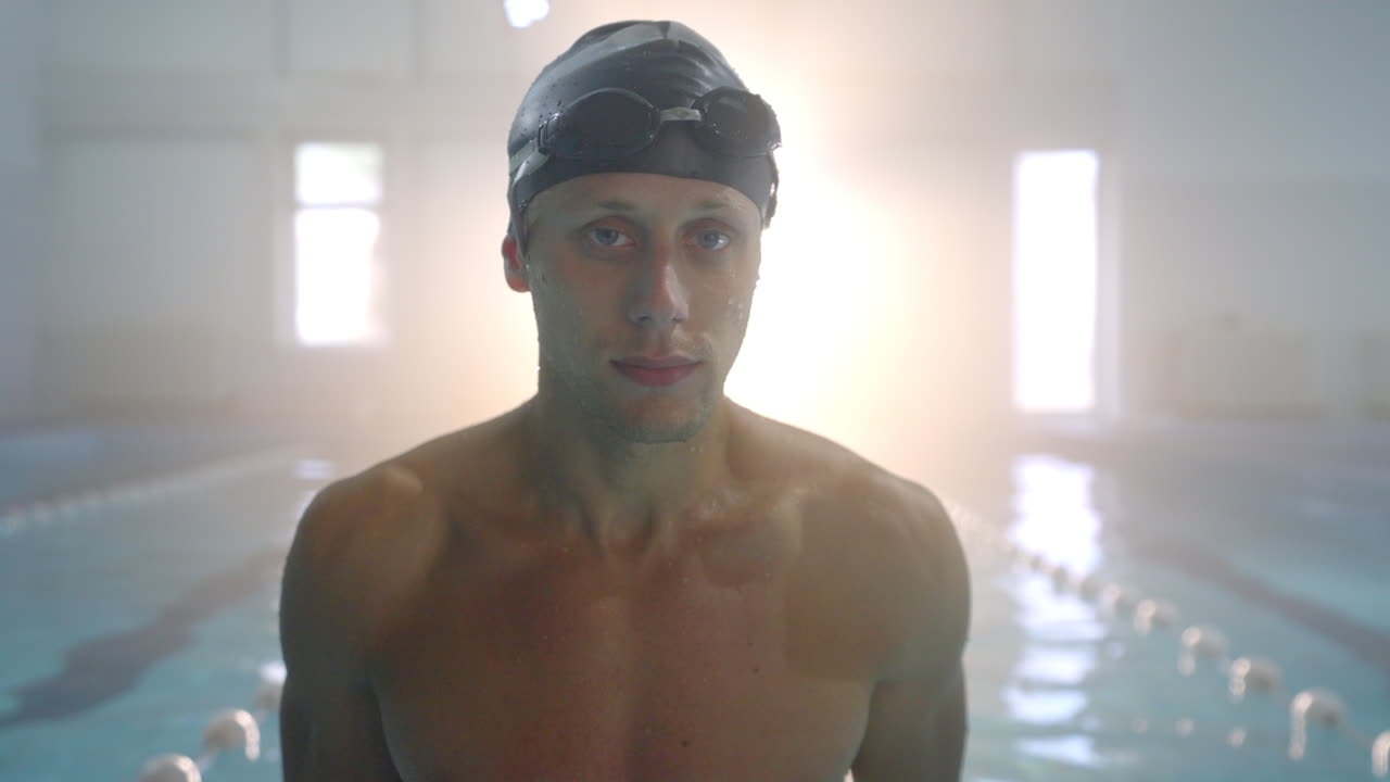 수영장에서 수영하는 사람