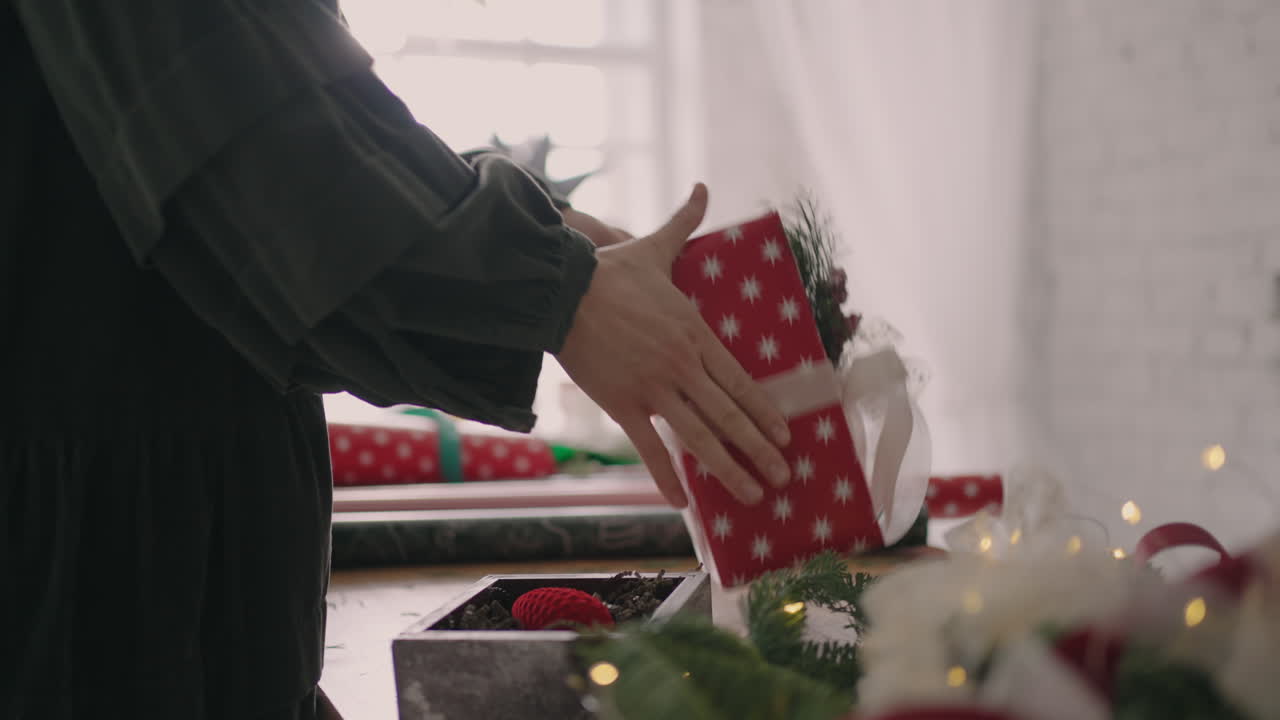 크리스마스 선물 포장. 휴가 시즌을 위한 친환경 크리스마스 장식 준비를 갖춘 여성 랩입니다.