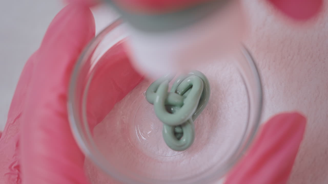 aplicación de tinte o tratamiento verde para el cabello