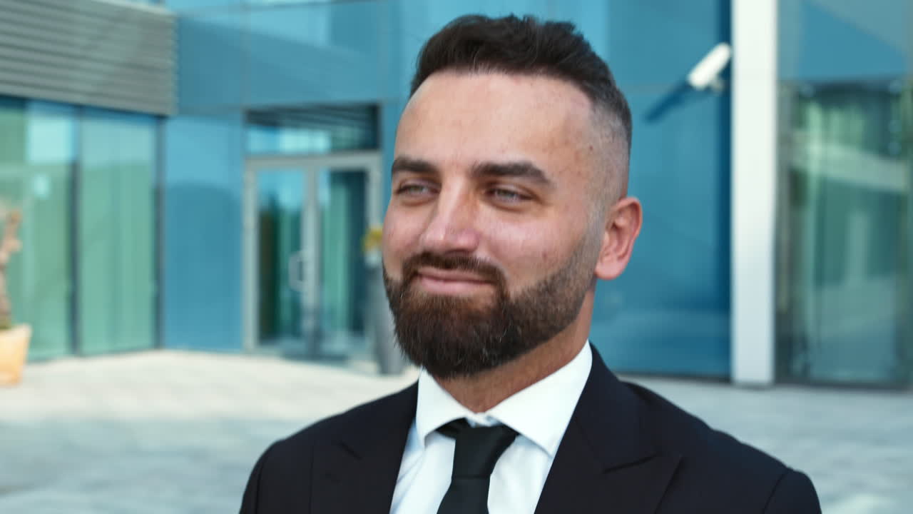 hombre de negocios fuera del edificio de oficinas