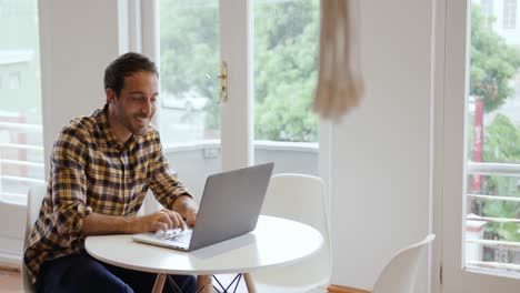 Profesional-Masculino-Milenario-Trabajando-En-Una-Oficina-Creativa.