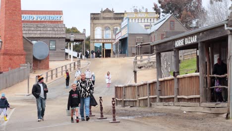 los visitantes caminan a través de la atracción histórica de ballarat