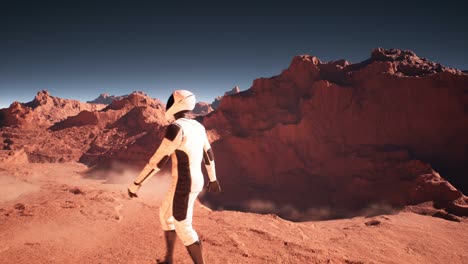 un astronauta valiente camina a través del desierto planeta rojo marte. el astronauta marciano coloniza y explora marte. la animación en bucle está diseñada para viajes espaciales futuristas, de ciencia ficción.