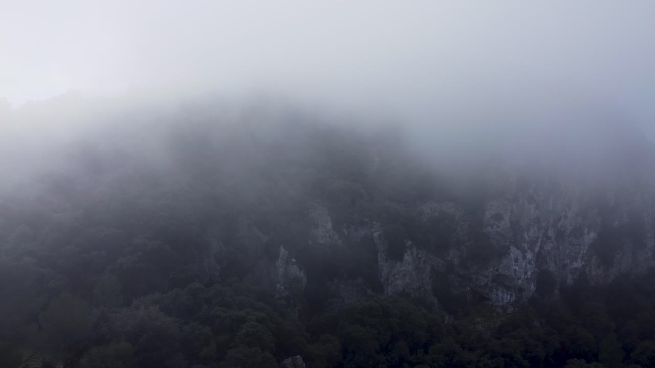 산에서 구름을 통해 비행