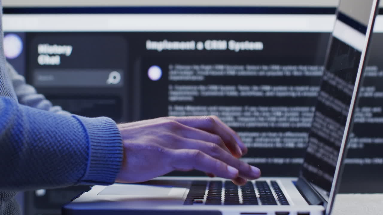 video de un hombre de negocios biracial usando una computadora portátil para procesar datos