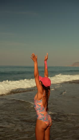 mujer disfrutando de la puesta de sol en la playa