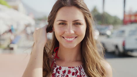 rostro feliz y mujer con viento en el cabello