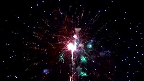 coloridos fuegos artificiales explotando en el cielo nocturno. celebraciones y eventos en colores brillantes.