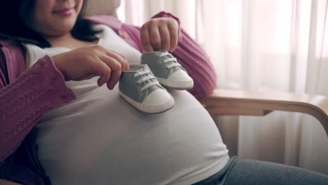 mujer embarazada feliz y esperando un bebé en casa.