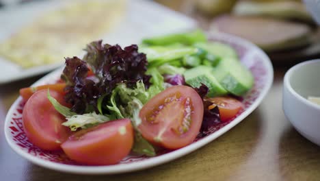 Sehr-Frischer-Türkischer-Salat-Mit-Tomaten,-Gurken-Und-Salat,-Der-Zum-Frühstück-In-Der-Türkei-Gegessen-Wird