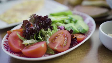 ensalada turca muy fresca con tomate, pepino y lechuga que se come en el desayuno en pavo