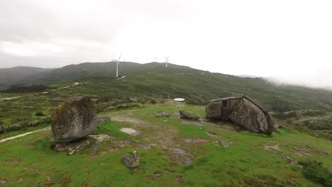 Berghaus-Im-Windpark-Luftbild