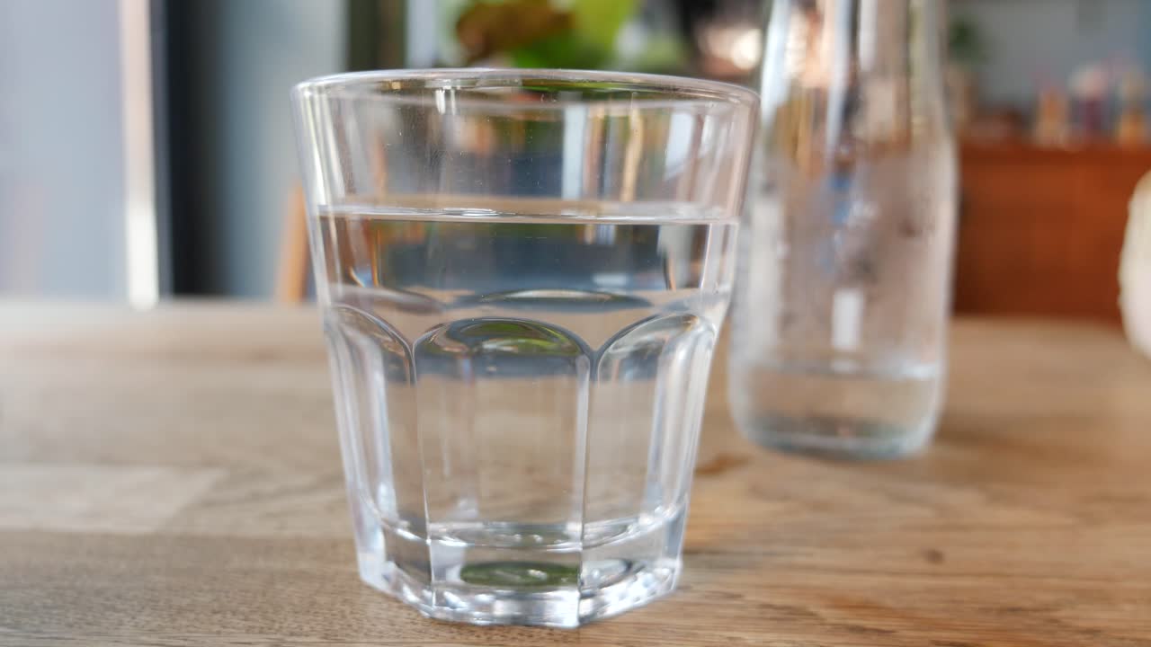 vaso de agua sobre una mesa