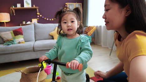 Asiatische-Mutter-Benutzt-Smartphone