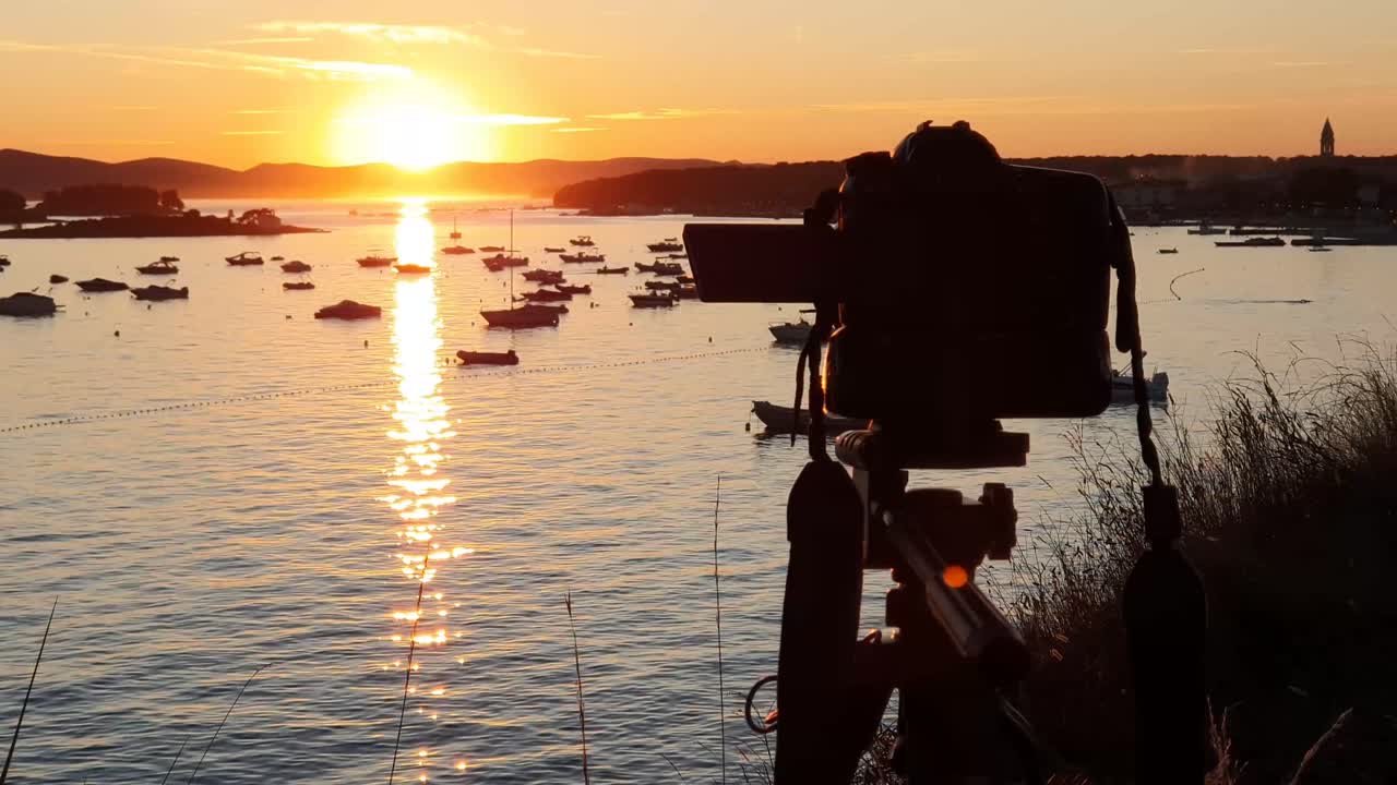 haciendo timelaps con cámara profesional al amanecer