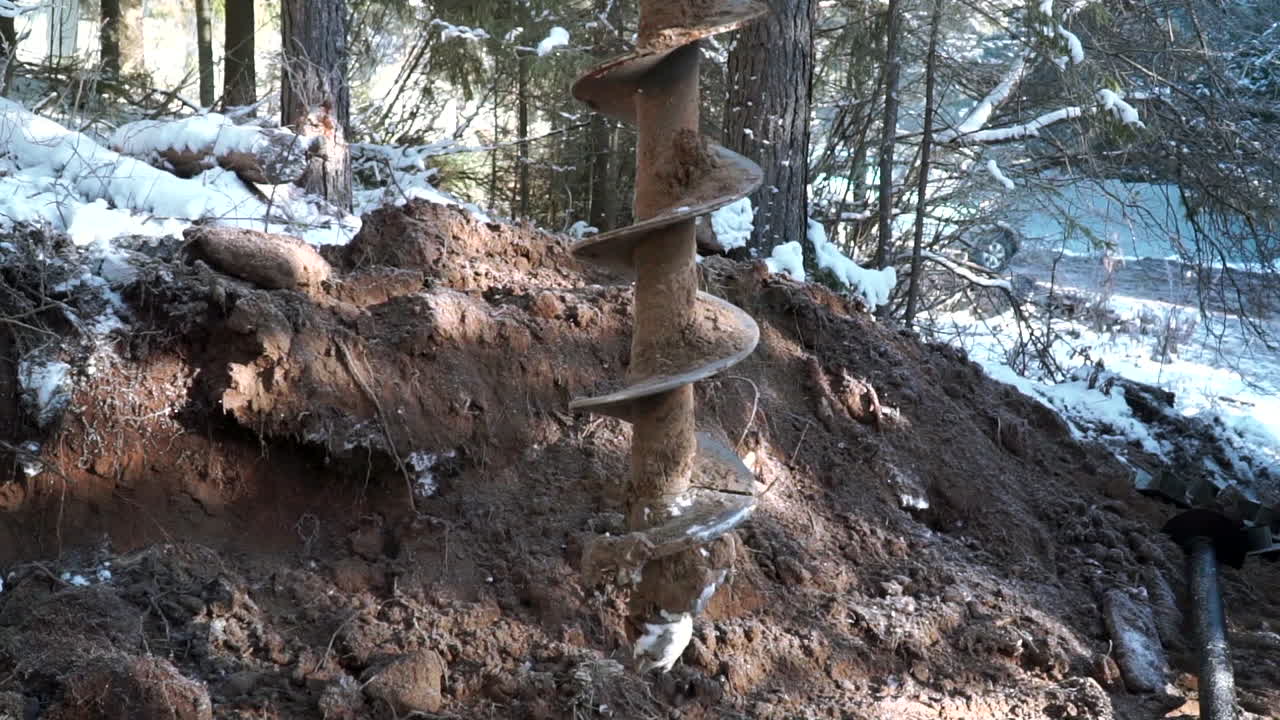 perforar un agujero en el suelo en invierno