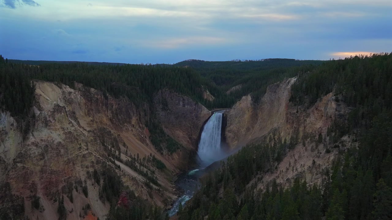 Grand Canyon Yellowstone, air terjun bertingkat, Inspiration Point, North Rim Drive, Taman Nasional Yellowstone, Wyoming, AS. Red Rock Point, Lookout Point, lanskap panorama alam yang luas, sore berawan.