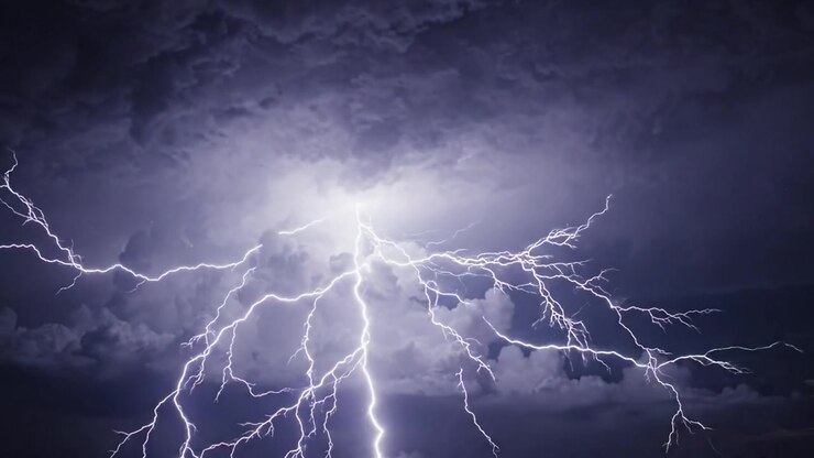 Uno spettacolo accattivante della natura: fulmini di temporale che illuminano nuvole scure in una sorprendente danza di potenza e bellezza