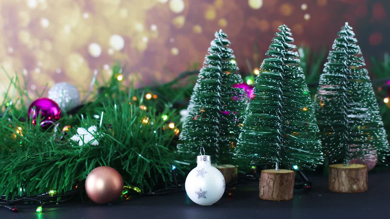 decoración navideña con adornos, luces parpadeantes y pinos