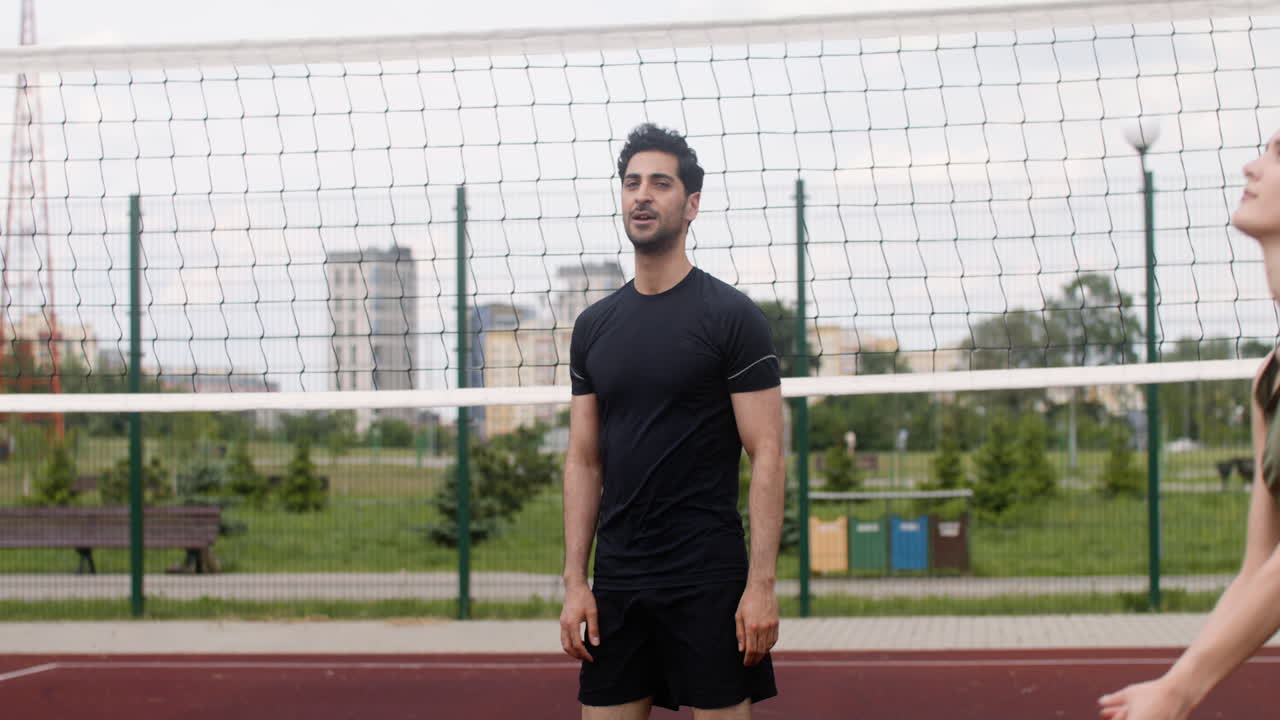 hombre moreno saltando y golpeando una pelota de voleibol.