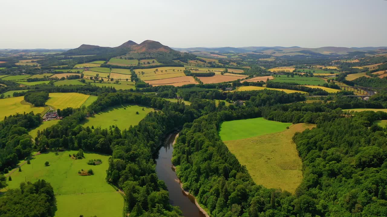 Ripresa con drone sul fiume Tweed nelle Scottish Borders, paesaggio scozzese in estate, Melrose, Scozia