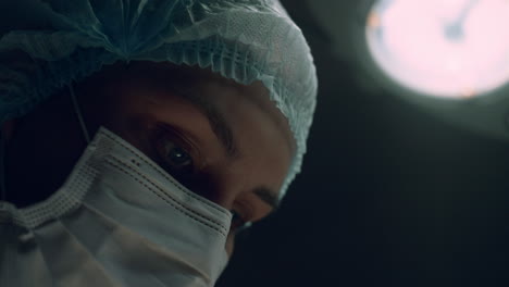 Cirujano-Retrato-Realizando-Una-Operación-En-La-Oscura-Sala-De-La-Unidad-De-Cuidados-Intensivos-Del-Hospital