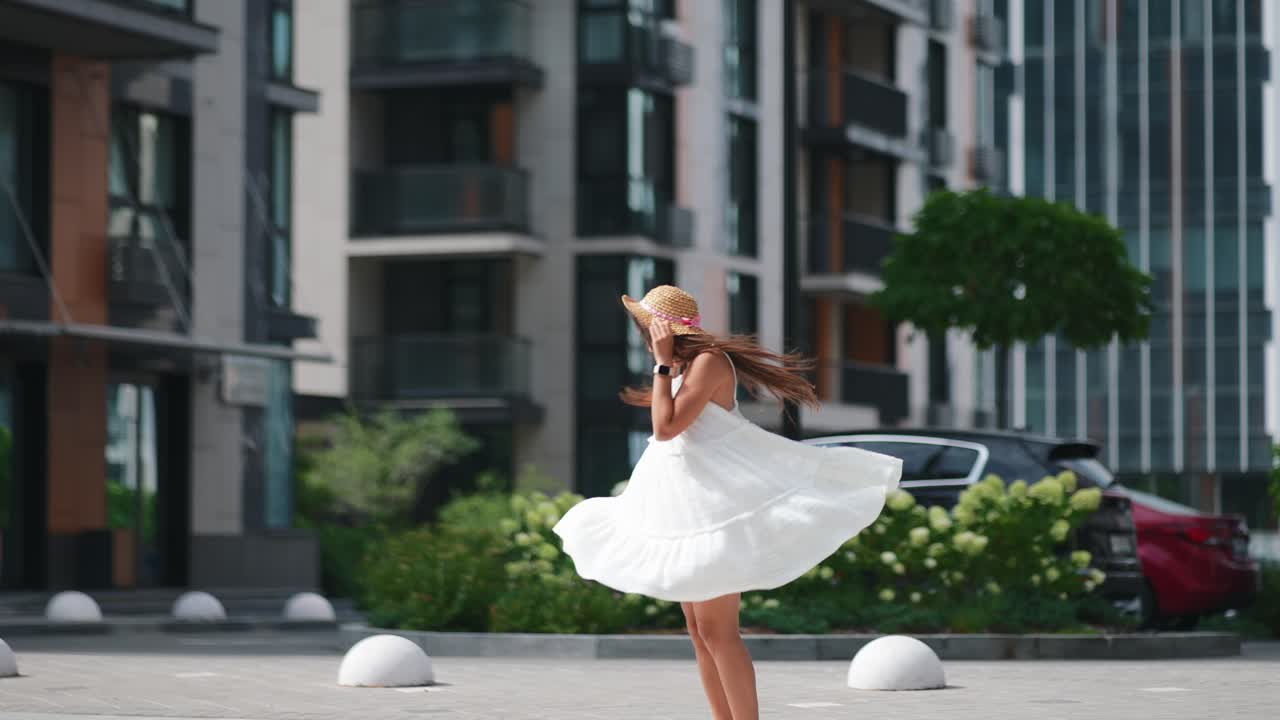 드레스 와  모자 를 입은 여자