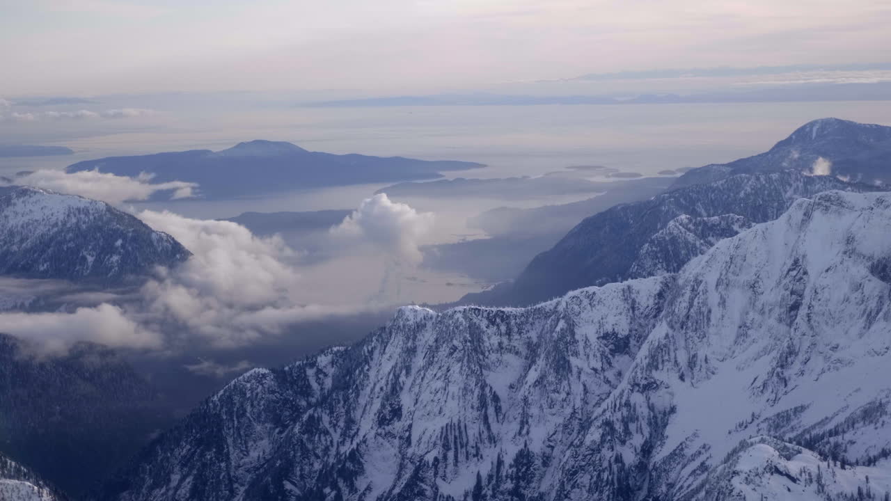 montañas nevadas de color blanco brillante del área de squamish -whistler en canadá -aérea
