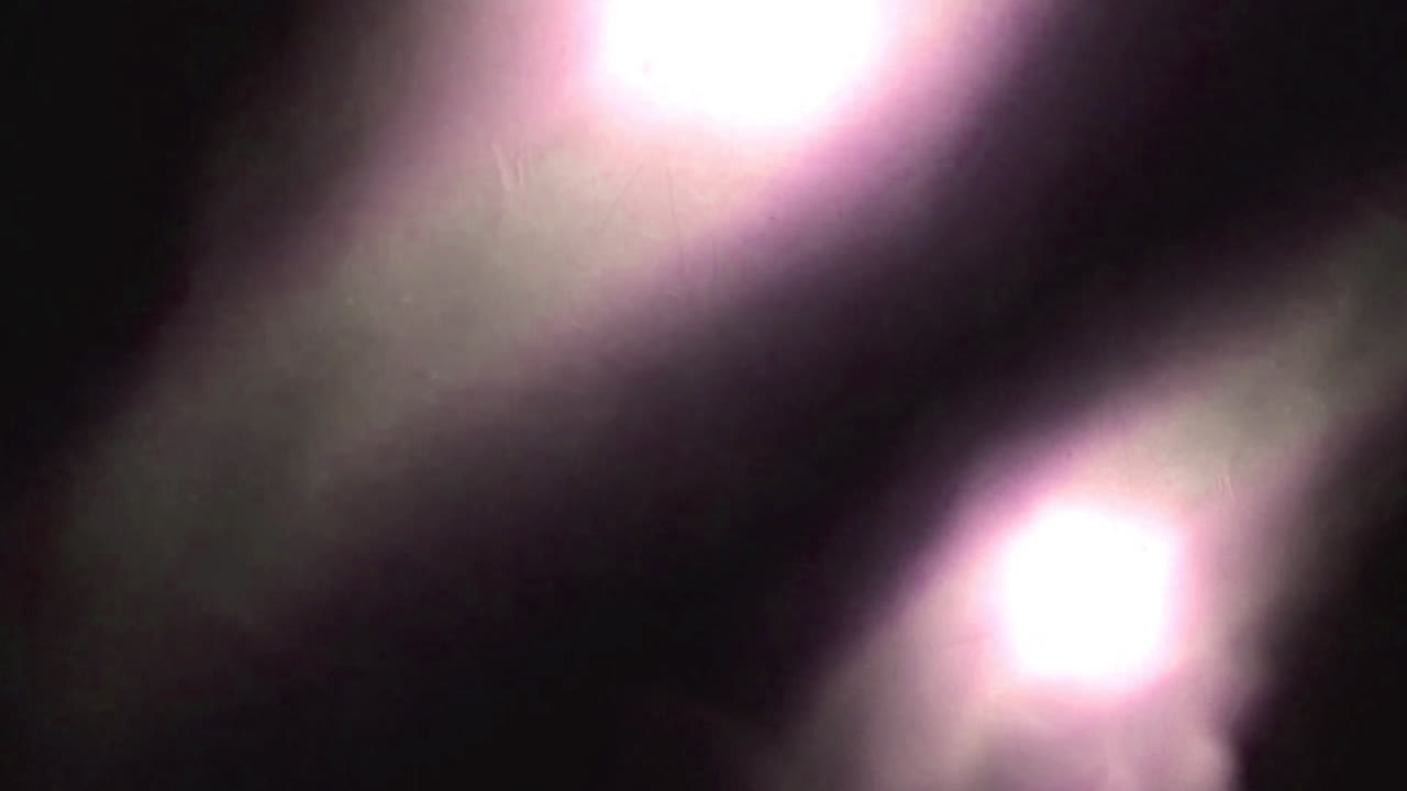 Fughe di luce e bagliori dell'obiettivo dinamici rosa e viola
