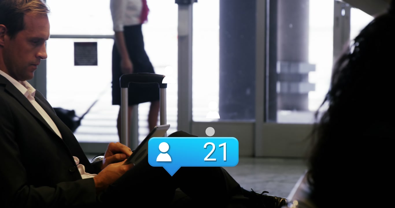 Animación de un icono de perfil con números crecientes sobre un empresario caucásico usando una tableta digital.