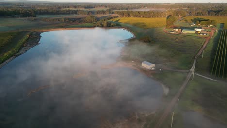 niebla al amanecer en el paisaje rural, río margaret en australia occidental